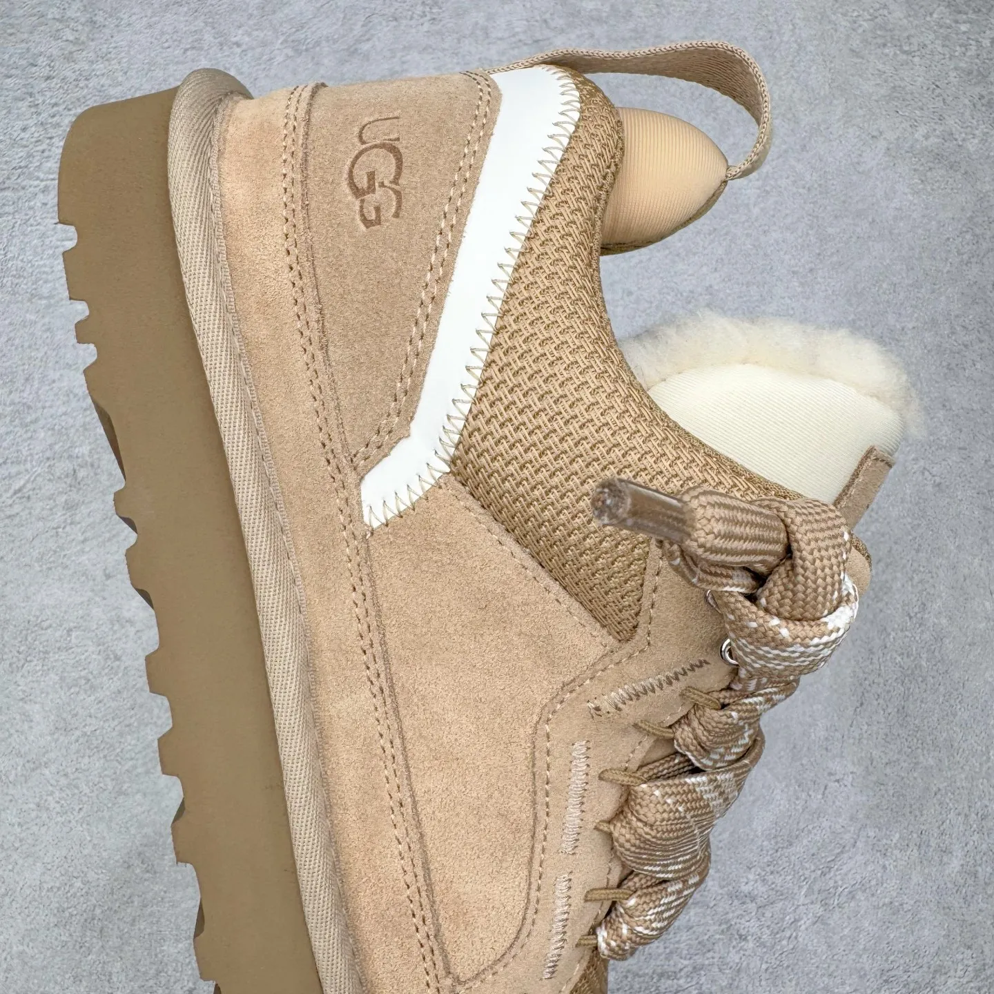 Pick up locally💰640 UGG 4032 Meyer autumn and winter sheepskin and fur integrated snow boots. All shoes are made of ZP from the same factory. Longfeng A-grade Australian imported sheepskin and fur integrated. Men's and women's boots brand OEM production line fully follows the ZP process. OEM original pattern maker adheres to the principle of no original shoes and no development selection. Pay attention to every detail. The most authentic version on the market TREADLITE "Light Wing" technology outsole Lightweight/durable/flexible/pile size: 35 36 37 38 39 40 41 42 43 44 45 Coding: by3936030
